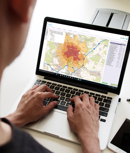 Ein Mann nutzt mapChart Manager, ein webbasiertes Geografisches Informationssystem von microm, welches Unternehmen bei der Suche nach potenziellen Kunden unterstützt, auf seinem Laptop.